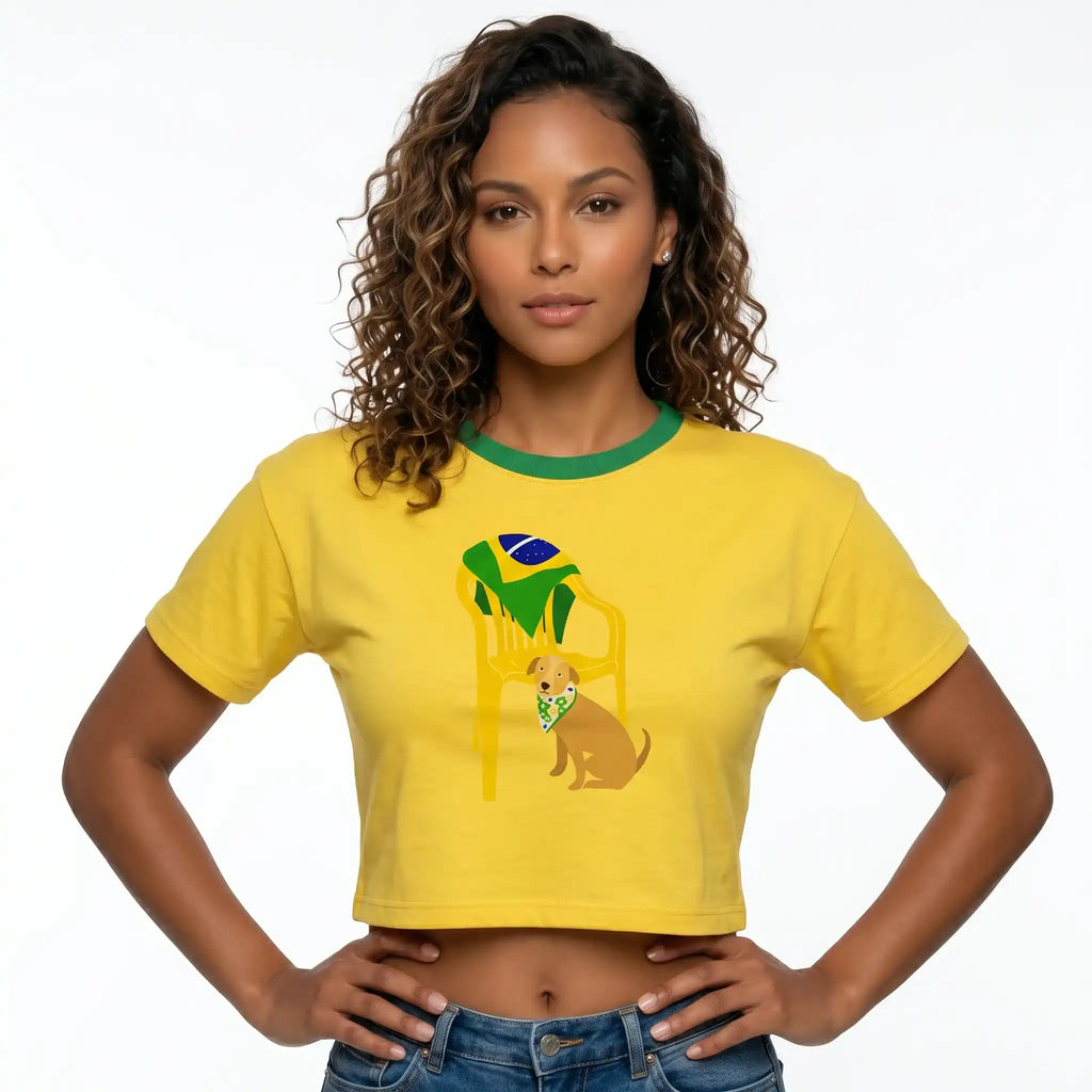 Modelo vestindo cropped oversized feminino cachorro caramelo e bandeira do Brasil amarela — look streetwear Copa 2026 VAI DAR BRASIL