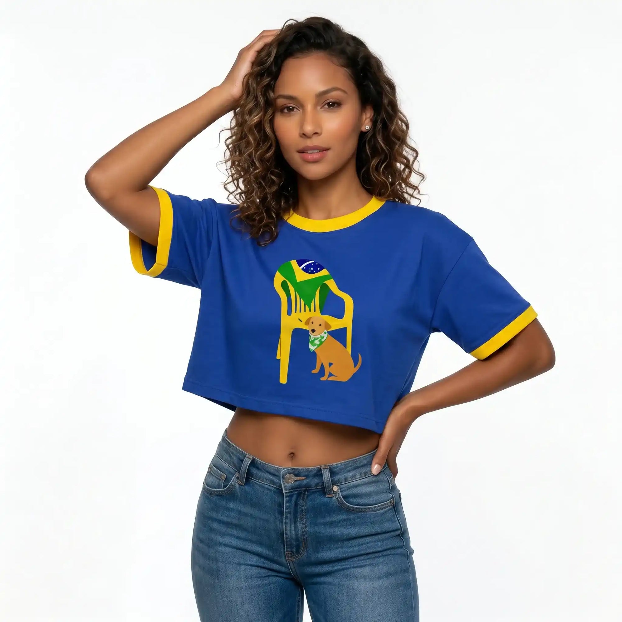 Modelo vestindo cropped oversized feminino cachorro caramelo e bandeira do Brasil azul — look streetwear Copa 2026 VAI DAR BRASIL