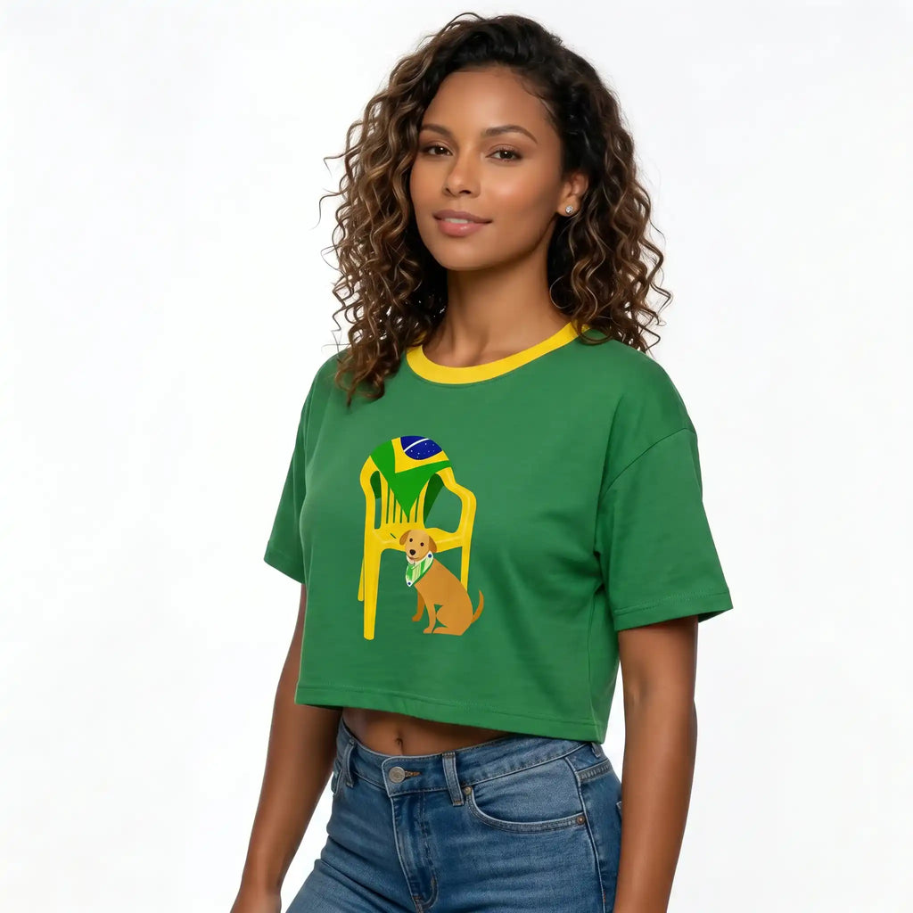 Modelo vestindo cropped oversized feminino cachorro caramelo e bandeira do Brasil verde — look streetwear Copa 2026 VAI DAR BRASIL