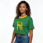 Modelo vestindo cropped oversized feminino cachorro caramelo e bandeira do Brasil verde — look streetwear Copa 2026 VAI DAR BRASIL
