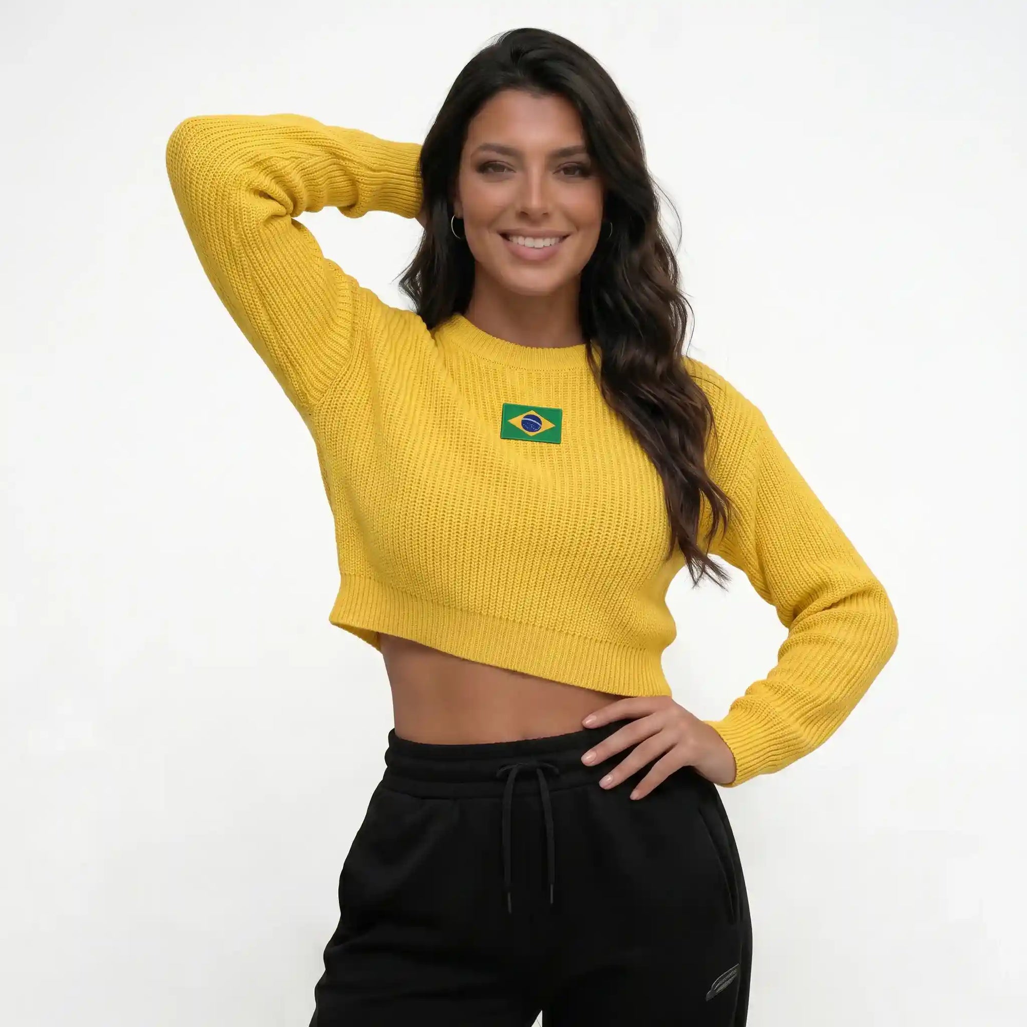 Modelo vestindo cropped tricô lã manga longa oversized brasil amarelo — look elegante inverno Copa 2026 VAI DAR BRASIL