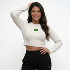 Modelo vestindo cropped tricô lã manga longa oversized brasil cinza claro — look elegante inverno Copa 2026 VAI DAR BRASIL