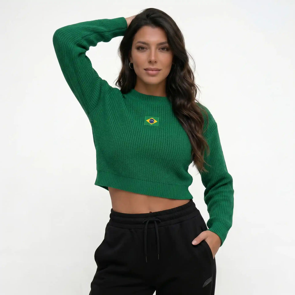 Modelo vestindo cropped tricô lã manga longa oversized brasil verde — look elegante inverno Copa 2026 VAI DAR BRASIL