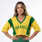 Modelo vestindo cropped tricot feminino manga ¾ oversized brasil amarela — look elegante torcida Copa 2026 VAI DAR BRASIL