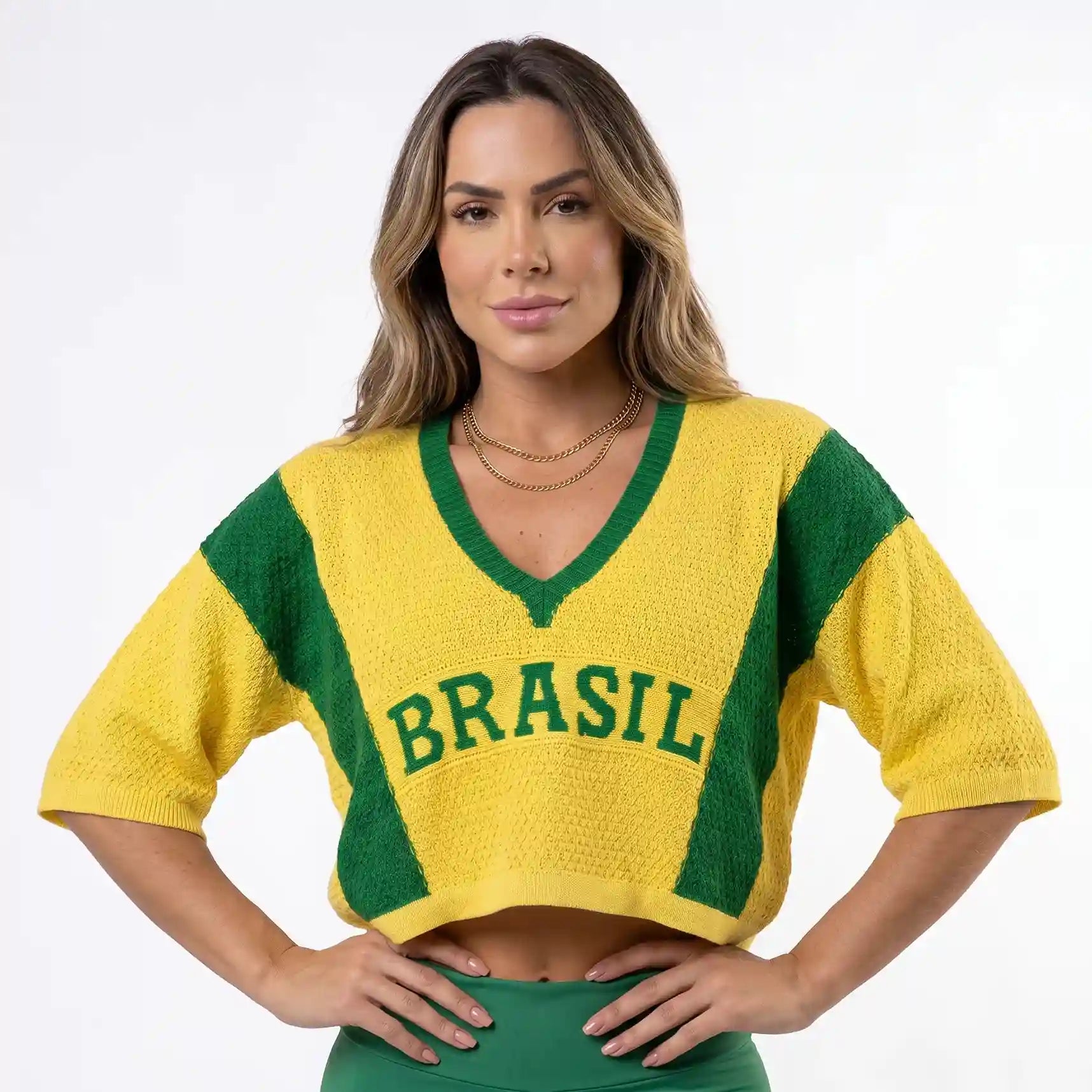 Modelo vestindo cropped tricot feminino manga ¾ oversized brasil amarela — look elegante torcida Copa 2026 VAI DAR BRASIL