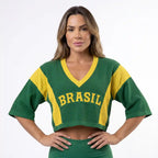Modelo vestindo cropped tricot feminino manga ¾ oversized brasil verde — look elegante torcida Copa 2026 VAI DAR BRASIL