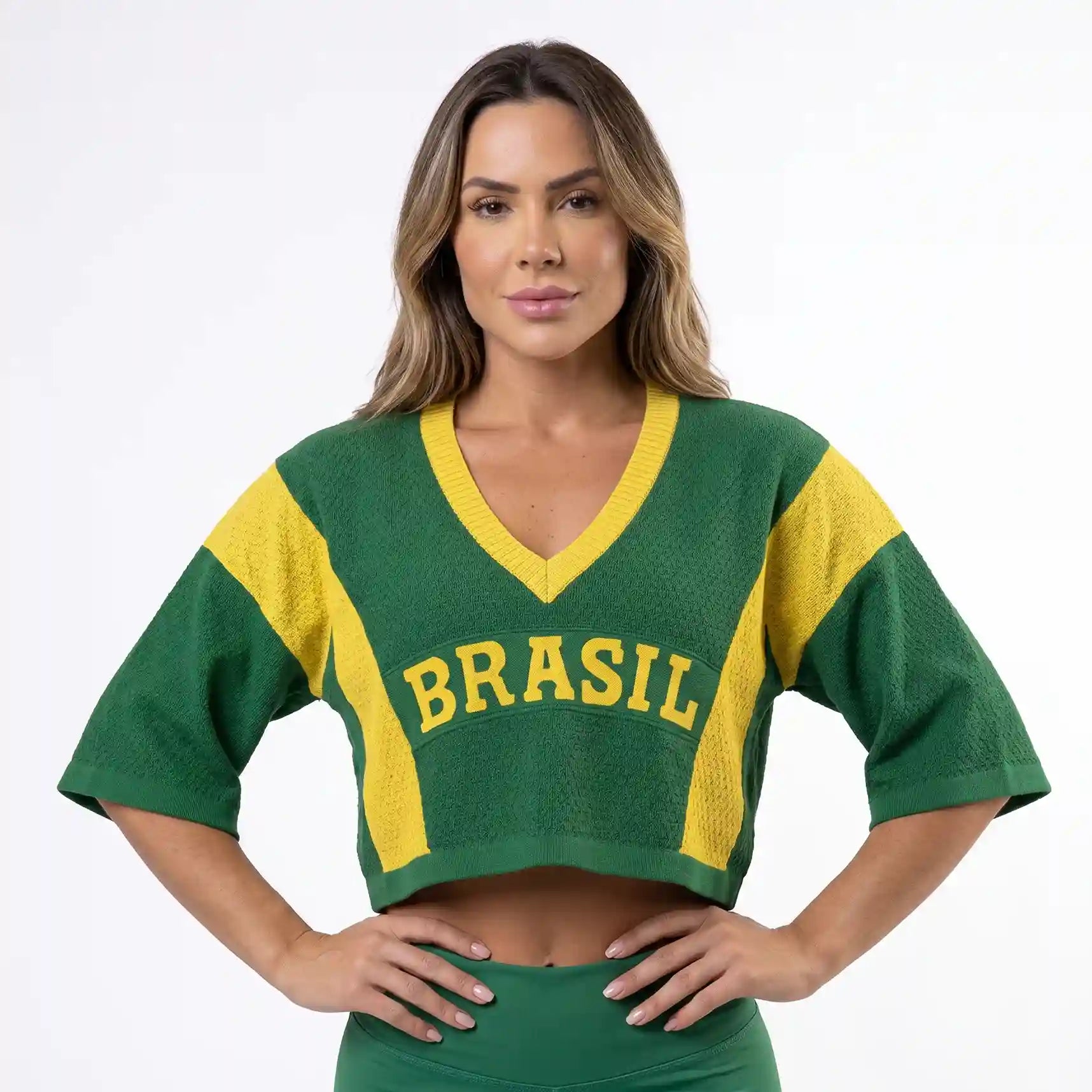 Modelo vestindo cropped tricot feminino manga ¾ oversized brasil verde — look elegante torcida Copa 2026 VAI DAR BRASIL