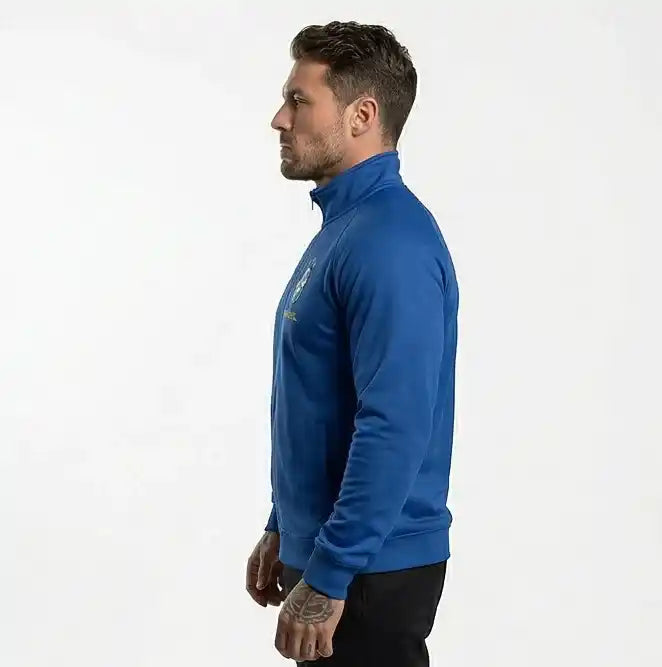 Vista lateral jaqueta masculina brasil brasão poliéster azul VAI DAR BRASIL — Copa 2026