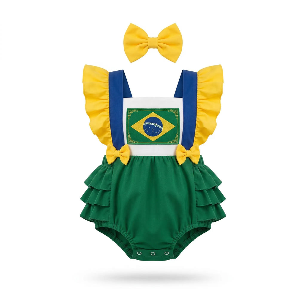 Bebê menina vestindo jardineira brasil tricoline verde amarelo bandeira VAI DAR BRASIL — torcedora Copa 2026