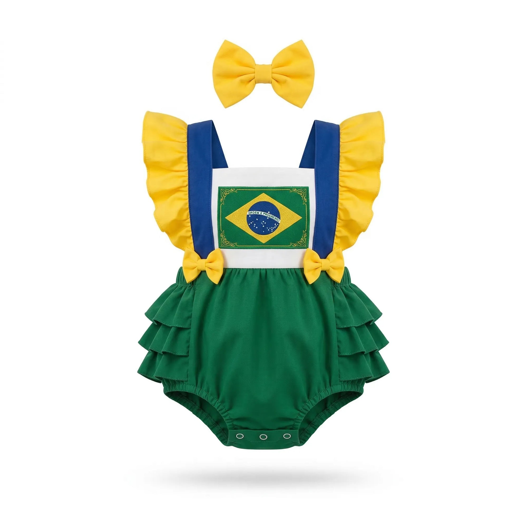 Bebê menina vestindo jardineira brasil tricoline verde amarelo bandeira VAI DAR BRASIL — torcedora Copa 2026