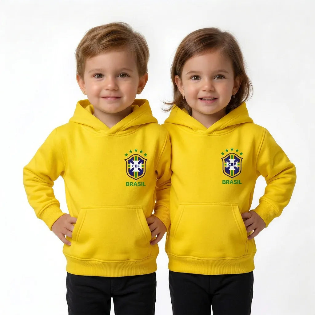 Criança usando moletom canguru infantil brasil brasão amarelo — look inverno torcida Copa 2026 VAI DAR BRASIL