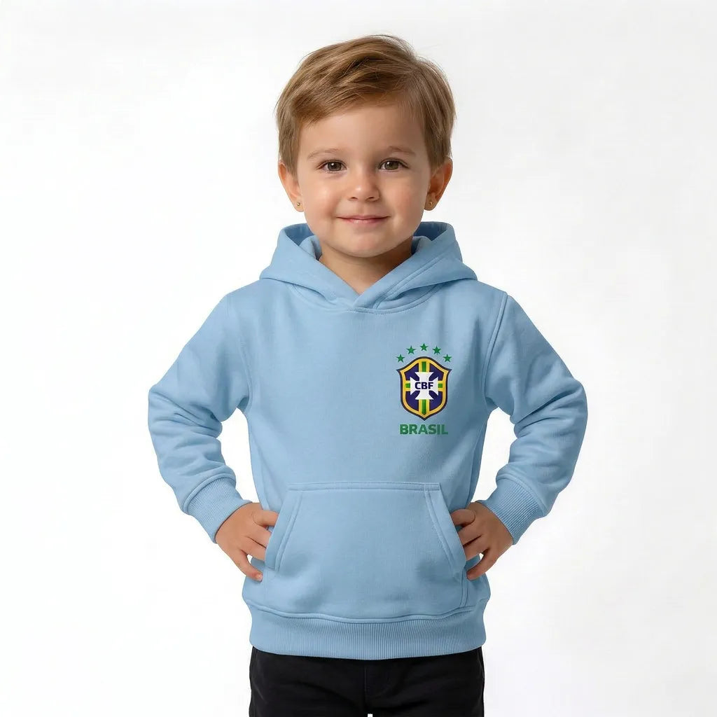 Criança usando moletom canguru infantil brasil brasão azul claro — look inverno torcida Copa 2026 VAI DAR BRASIL