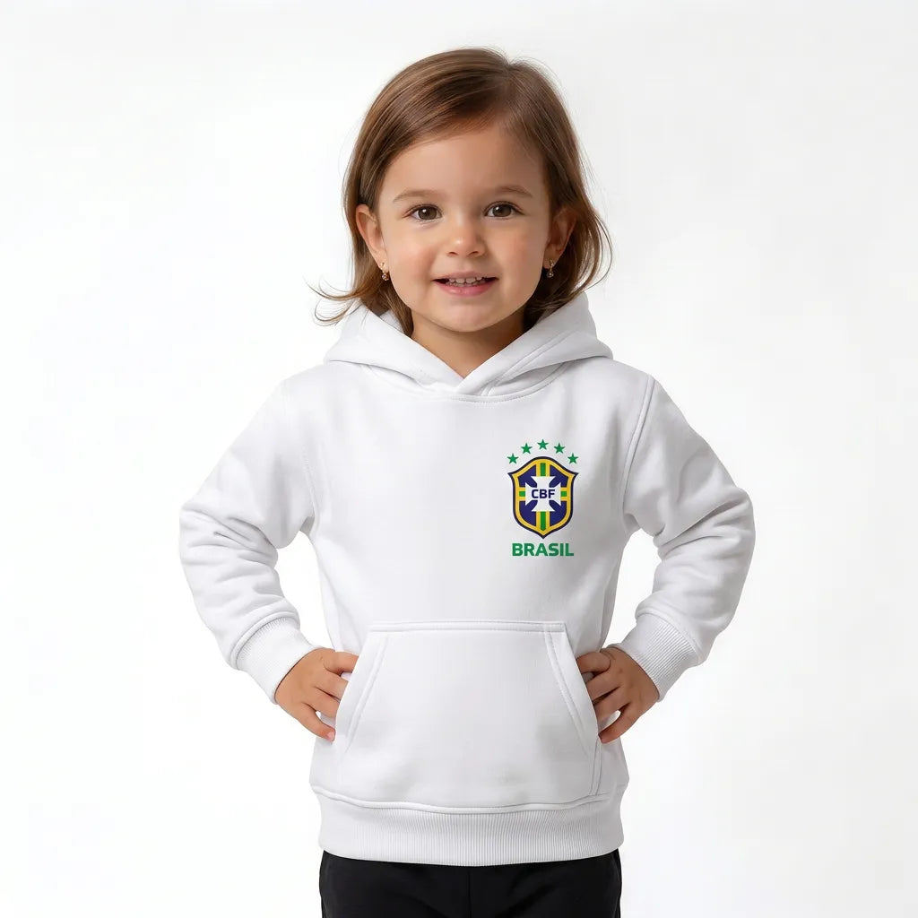 Criança usando moletom canguru infantil brasil brasão branco — look inverno torcida Copa 2026 VAI DAR BRASIL