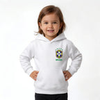 Criança usando moletom canguru infantil brasil brasão branco — look inverno torcida Copa 2026 VAI DAR BRASIL