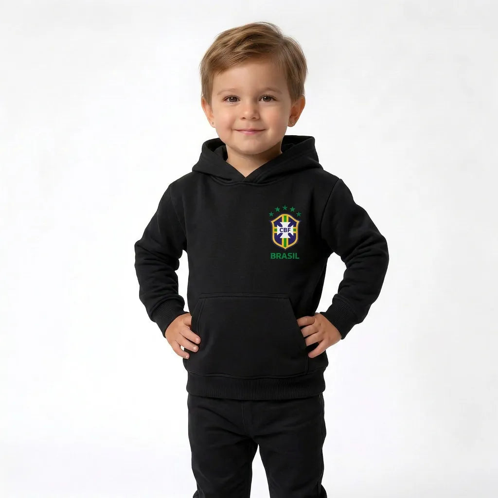Criança usando moletom canguru infantil brasil brasão preto — look inverno torcida Copa 2026 VAI DAR BRASIL