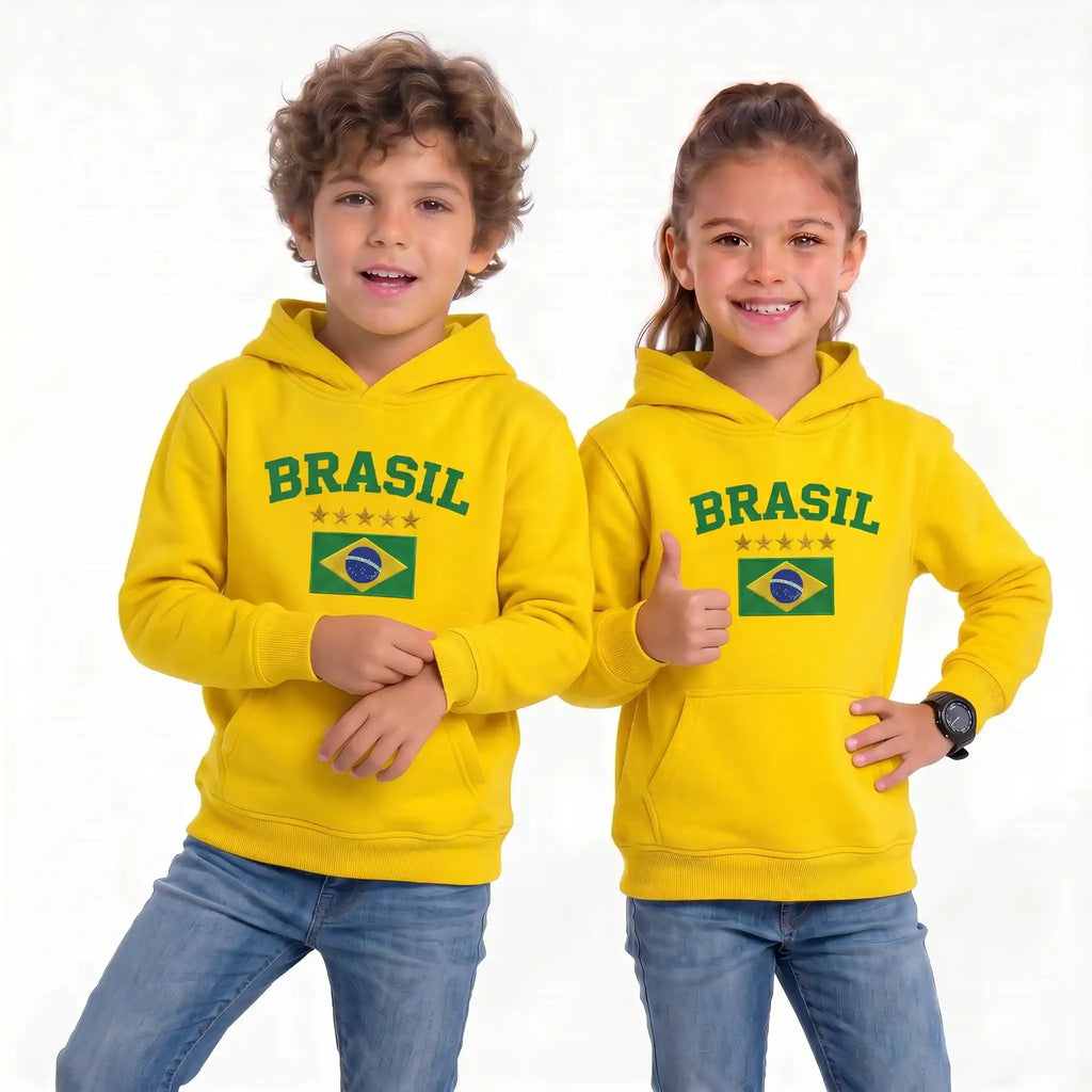 Criança usando moletom infantil unissex brasil bandeira flanelado amarelo — look inverno torcida Copa 2026 VAI DAR BRASIL