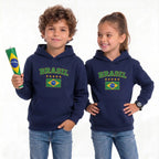 Criança usando moletom infantil unissex brasil bandeira flanelado azul marinho — look inverno torcida Copa 2026 VAI DAR BRASIL