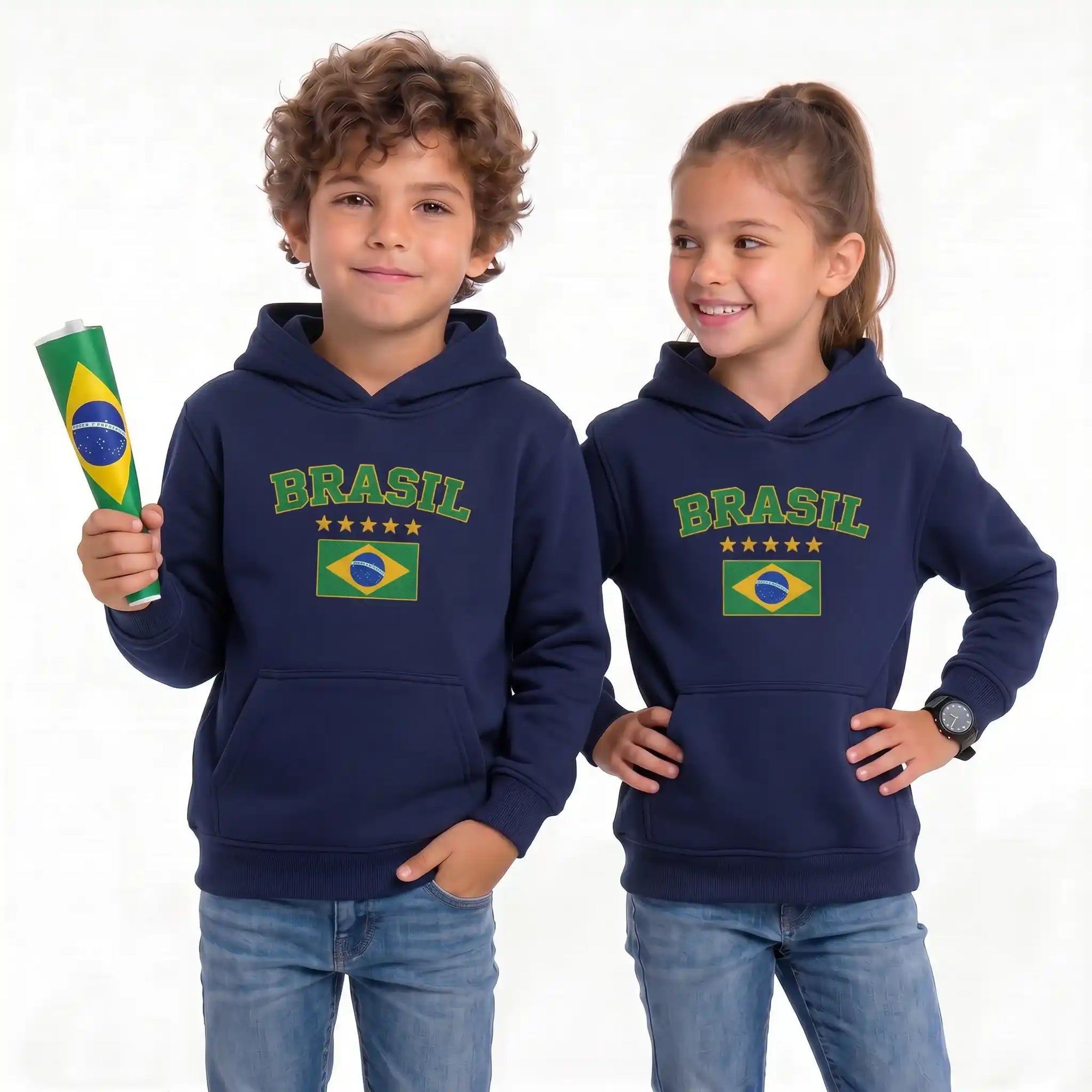 Criança usando moletom infantil unissex brasil bandeira flanelado azul marinho — look inverno torcida Copa 2026 VAI DAR BRASIL