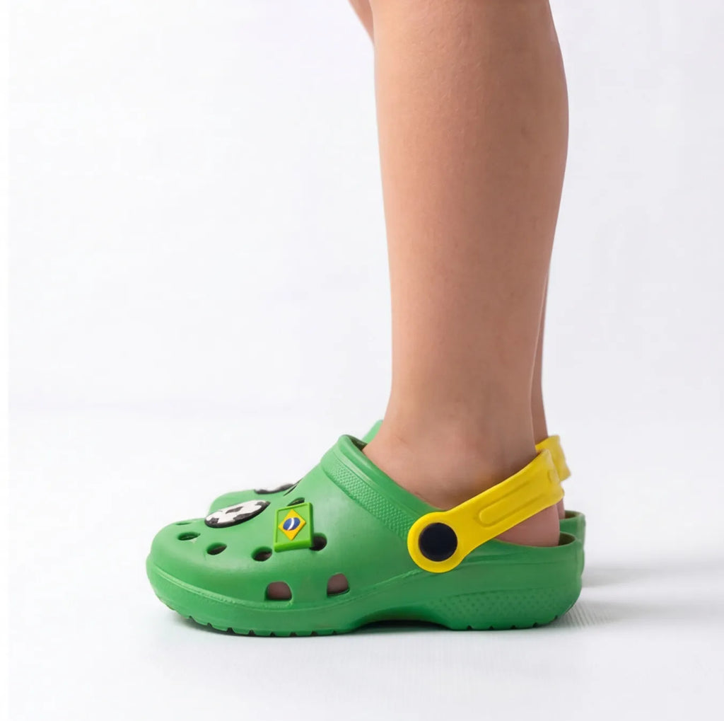 Sola antiderrapante borracha da papete infantil brasil bola bandeira copa — detalhe lateral estampa verde amarelo copa 2026
