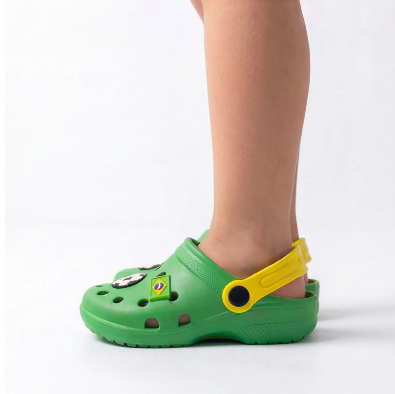 Sola antiderrapante borracha da papete infantil brasil bola bandeira copa — detalhe lateral estampa verde amarelo copa 2026