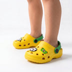Criança usando papete infantil brasil bola futebol bandeira amarelo — look torcida Copa 2026 VAI DAR BRASIL