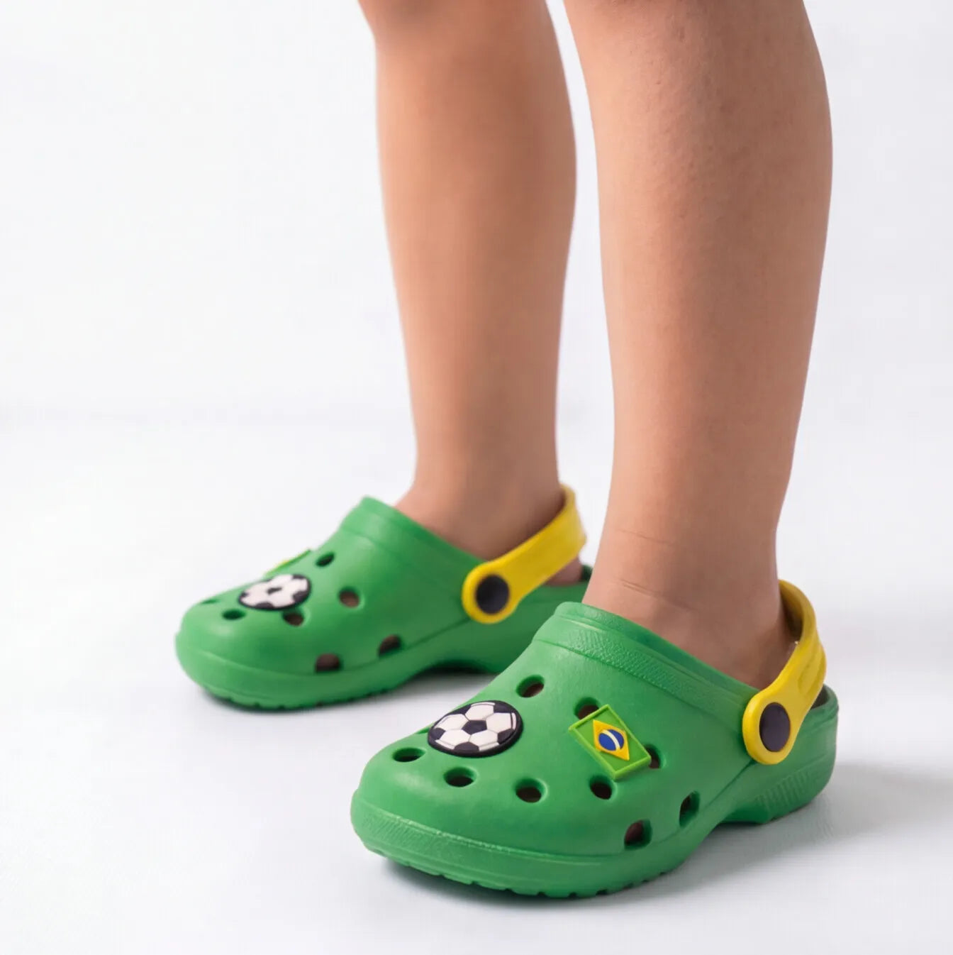 Criança usando papete infantil brasil bola futebol bandeira verde — look torcida Copa 2026 VAI DAR BRASIL