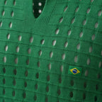 Vista detalhe da polo masculina slim crochê tricô vazado retrô brasil verde azul marinho — VAI DAR BRASIL Copa 2026
