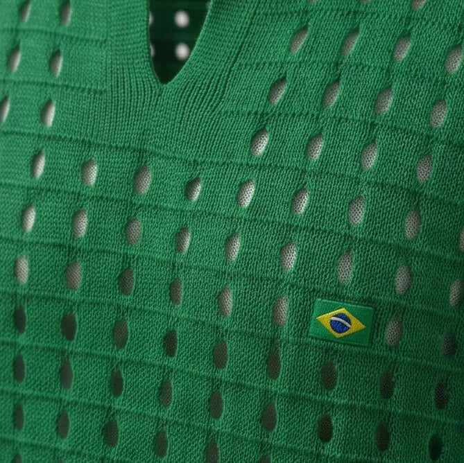Vista detalhe da polo masculina slim crochê tricô vazado retrô brasil verde azul marinho — VAI DAR BRASIL Copa 2026