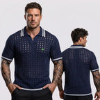 Modelo vestindo polo masculina azul marinho slim tricô crochê vazado retrô brasil — look elegante torcedor Copa 2026 VAI DAR BRASIL