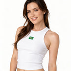 Mulher vestindo regata brasil canelada branca baby look VAI DAR BRASIL — look torcedora Copa 2026