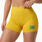 Modelo usando short academia brasil suplex forrado bandeira amarelo — look fitness treino Copa 2026 VAI DAR BRASIL