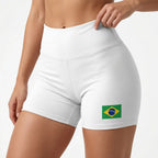 Modelo usando short academia brasil suplex forrado bandeira branco — look fitness treino Copa 2026 VAI DAR BRASIL