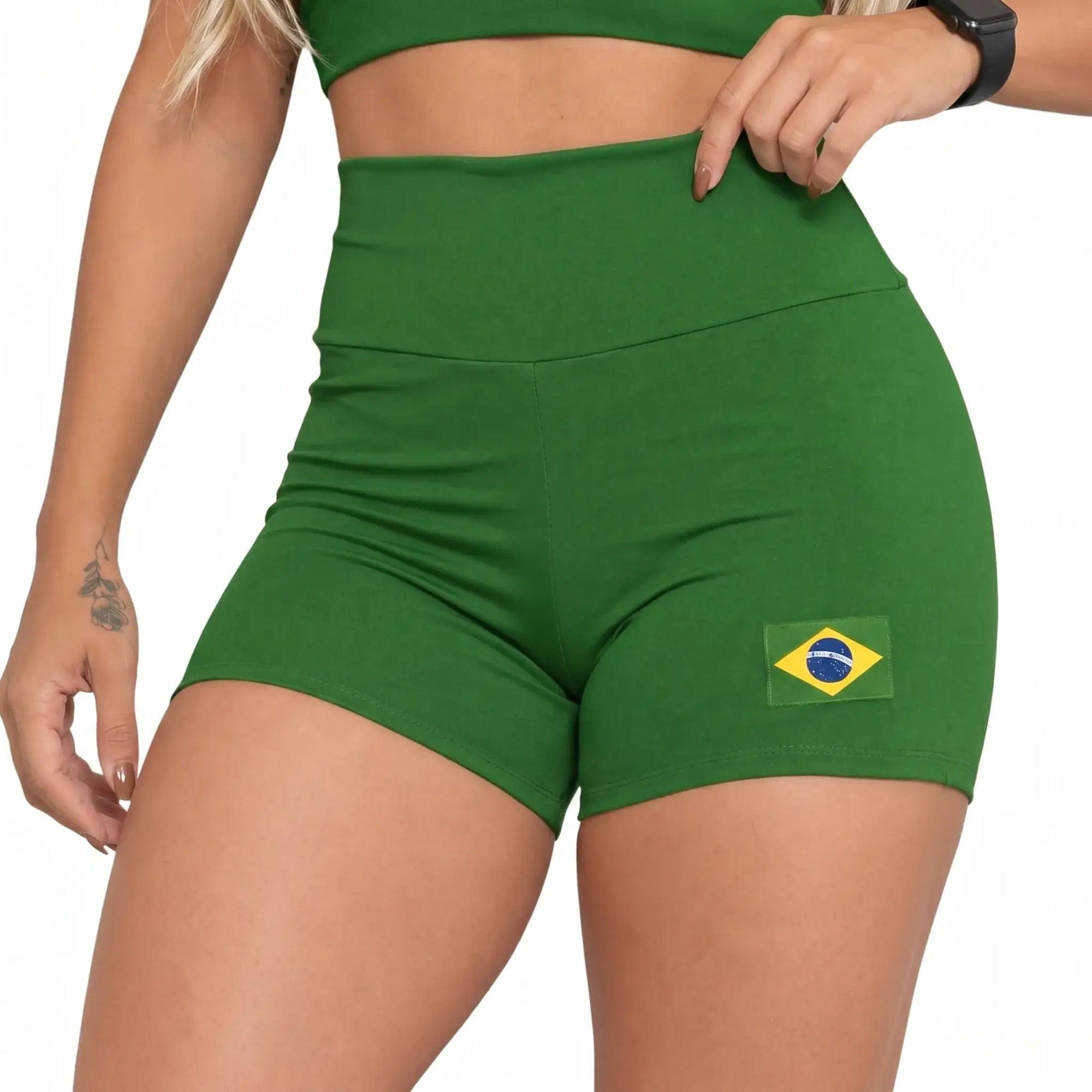 Modelo usando short academia brasil suplex forrado bandeira verde — look fitness treino Copa 2026 VAI DAR BRASIL