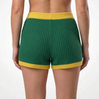 Detalhe ponto vazado artesanal do short feminino crochê tricô verde amarelo brasil — textura copa 2026 VAI DAR BRASIL