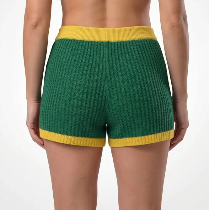 Detalhe ponto vazado artesanal do short feminino crochê tricô verde amarelo brasil — textura copa 2026 VAI DAR BRASIL