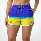 Modelo vestindo short curto feminino slim brasil bandeira estilizada tactel — look torcida verão Copa 2026 VAI DAR BRASIL