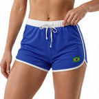 Modelo vestindo short feminino brasil suplex bandeira bordada azul — look torcida academia Copa 2026 VAI DAR BRASIL