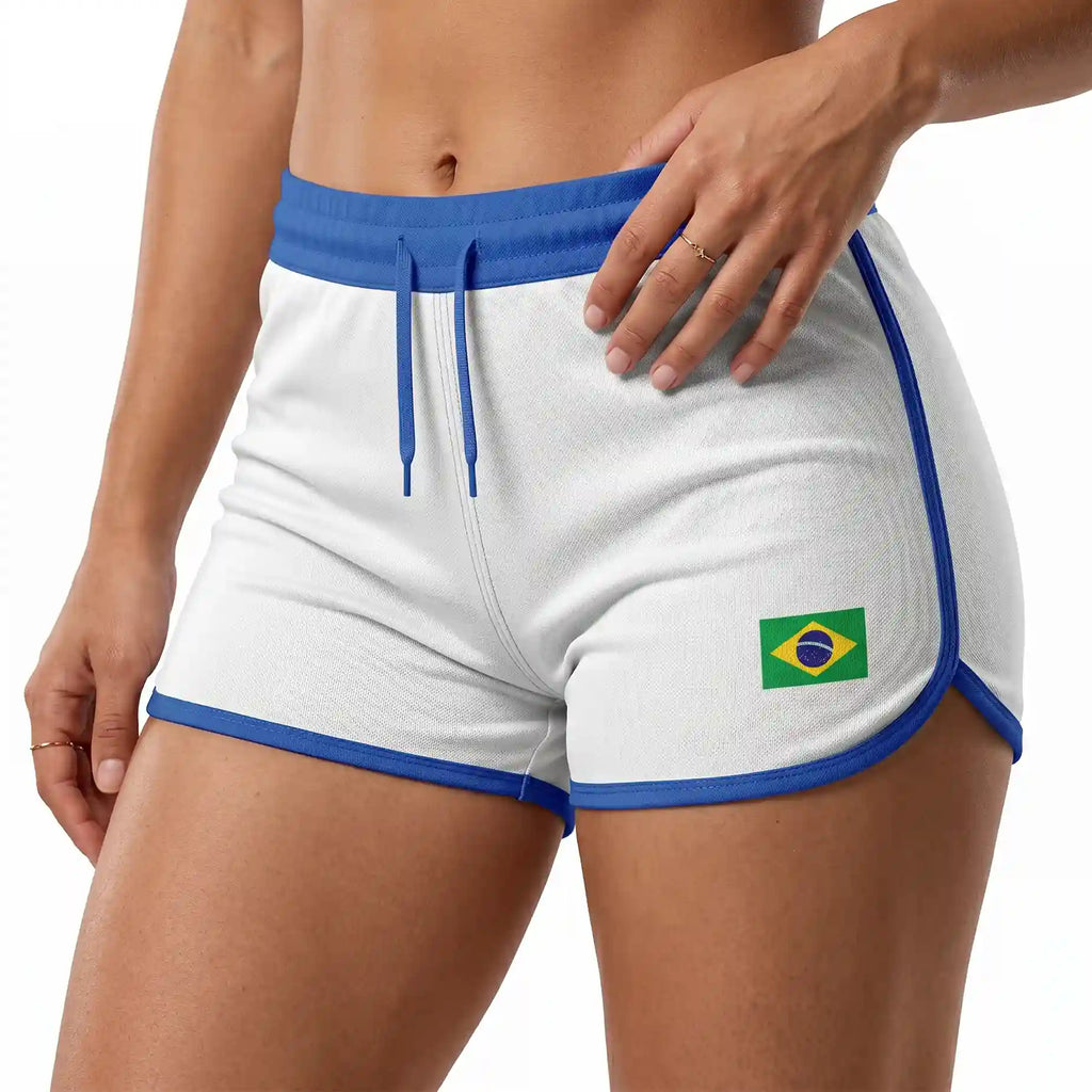 Modelo vestindo short feminino brasil suplex bandeira bordada branco — look torcida academia Copa 2026 VAI DAR BRASIL