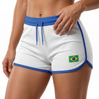 Modelo vestindo short feminino brasil suplex bandeira bordada branco — look torcida academia Copa 2026 VAI DAR BRASIL
