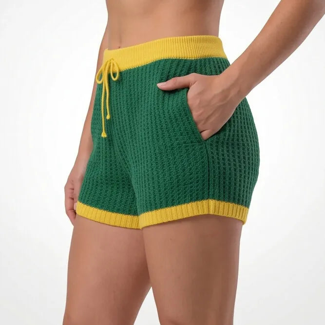 Detalhe ponto vazado artesanal do short feminino crochê tricô verde amarelo brasil — textura copa 2026 VAI DAR BRASIL