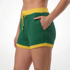Detalhe ponto vazado artesanal do short feminino crochê tricô verde amarelo brasil — textura copa 2026 VAI DAR BRASIL