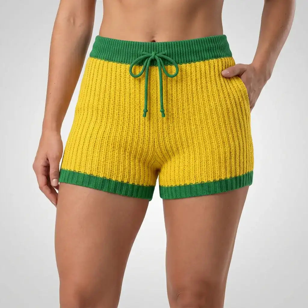 Modelo vestindo short feminino crochê tricô vazado amarelo brasil — look torcida artesanal Copa 2026 VAI DAR BRASIL