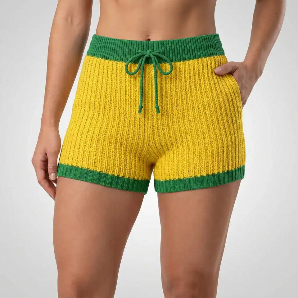 Modelo vestindo short feminino crochê tricô vazado amarelo brasil — look torcida artesanal Copa 2026 VAI DAR BRASIL