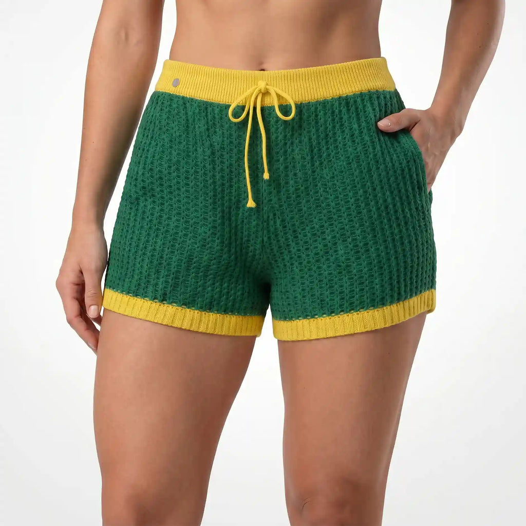 Modelo vestindo short feminino crochê tricô vazado verde brasil — look torcida artesanal Copa 2026 VAI DAR BRASIL