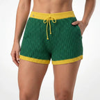 Modelo vestindo short feminino crochê tricô vazado verde brasil — look torcida artesanal Copa 2026 VAI DAR BRASIL