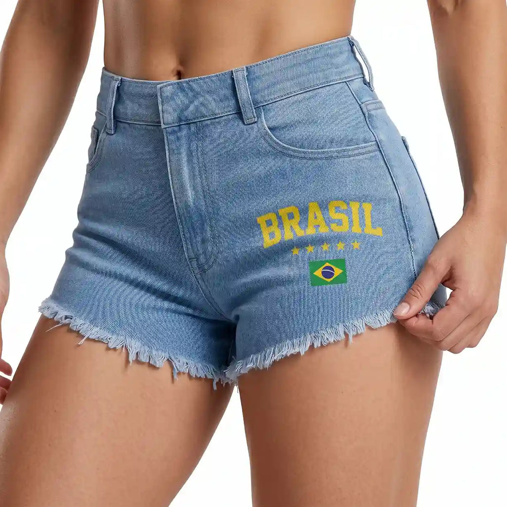 Modelo vestindo short jeans feminino brasil cintura alta desfiado bandeira azul claro — look Copa 2026 VAI DAR BRASIL estilo