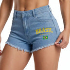 Modelo vestindo short jeans feminino brasil cintura alta desfiado bandeira azul claro — look Copa 2026 VAI DAR BRASIL estilo