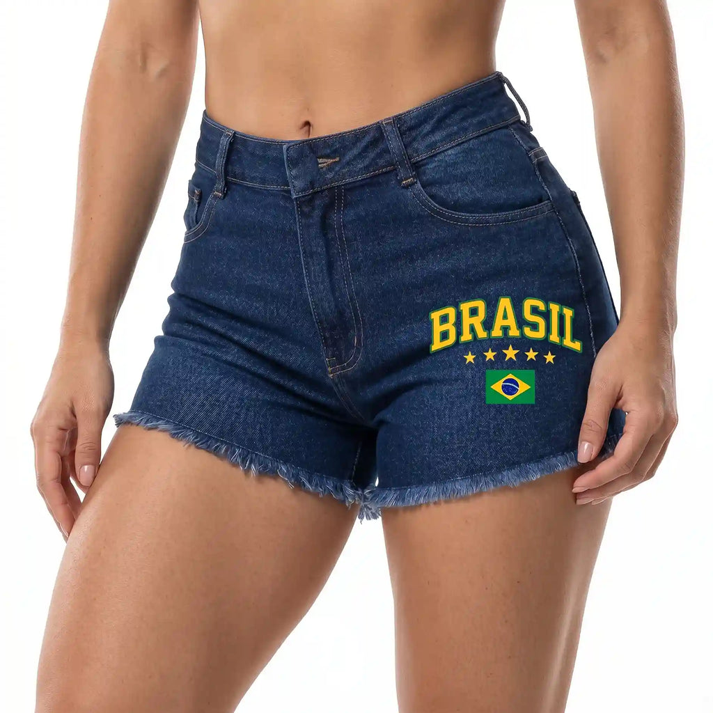Modelo vestindo short jeans feminino brasil cintura alta desfiado bandeira azul escuro — look Copa 2026 VAI DAR BRASIL estilo