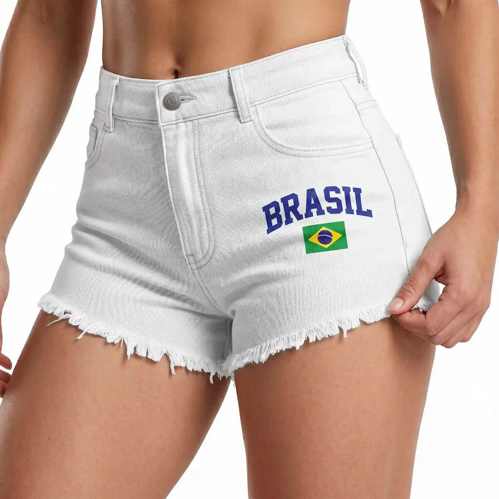 Modelo vestindo short jeans feminino brasil cintura alta desfiado bandeira branca — look Copa 2026 VAI DAR BRASIL estilo