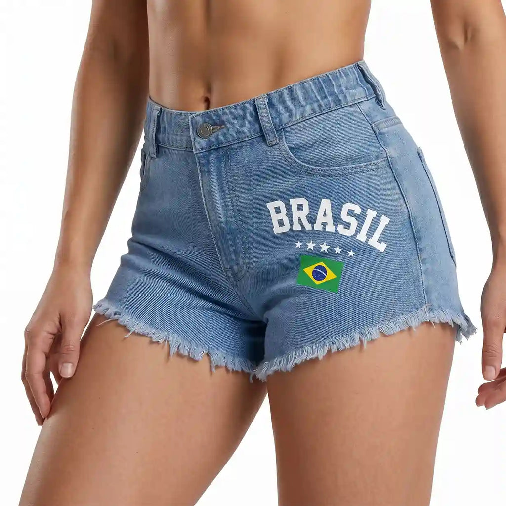 Modelo vestindo short jeans feminino brasil cintura alta desfiado bandeira marmore — look Copa 2026 VAI DAR BRASIL estilo